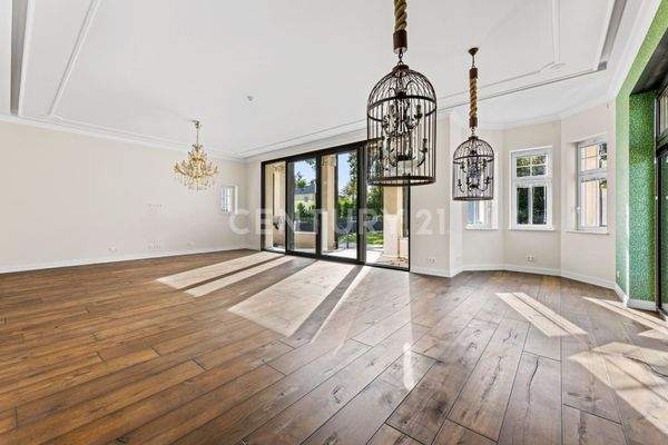 Wohnzimmer mit Erker und Gartenzugang