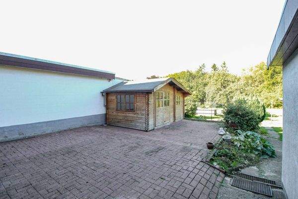 Innenhof Terrasse mit Gartenhaus