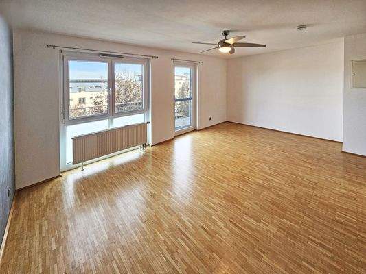 Geräumiges Schlafzimmer mit angrenzendem Balkon