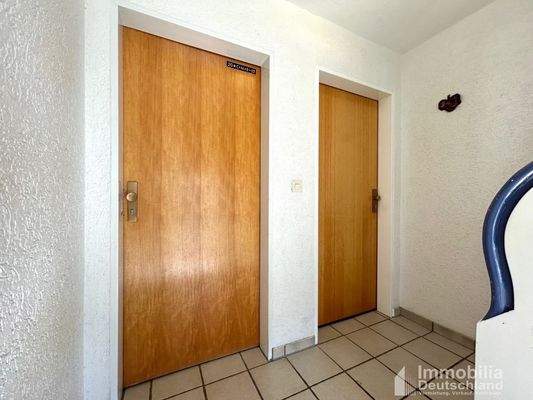 Hausflur - Blick auf Wohnungstür