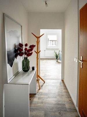 Moderner Flur mit Kunst