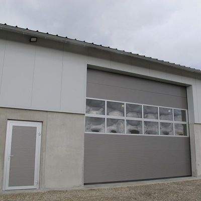 Zufahrtstor mit Eingangstür