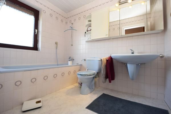 Vollbadezimmer im OG