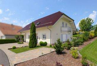 Seitliche Außenansicht und Parkfläche