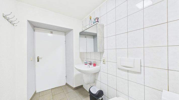 2. Wohneinheit Erdgeschoss - Badezimmer