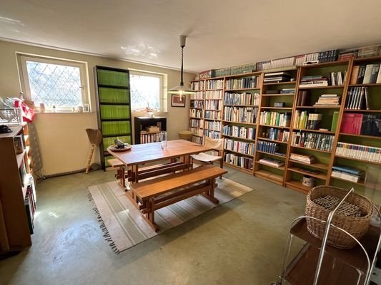 Bibliothek im Untergeschoss