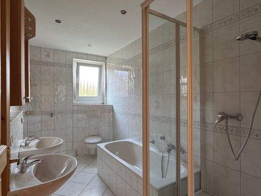 Tageslichtbad mit Wanne und Dusche