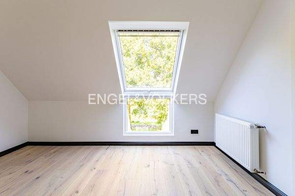 Das Schlafzimmer im Dachgeschoss mit Seeblick