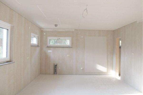 Wohnzimmer mit offener Küche