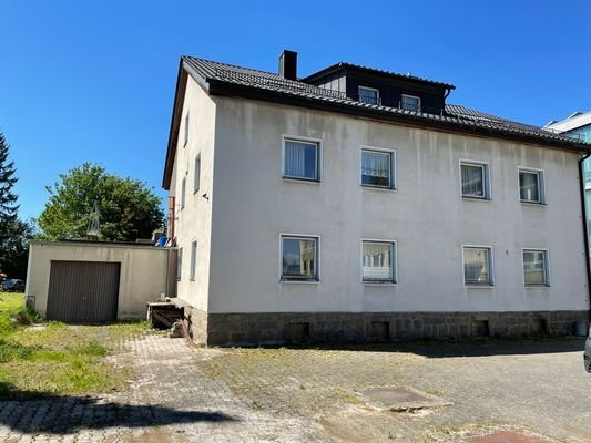 Haus vom Parkplatz aus 