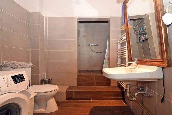 gefliestes Badezimmer Eg.