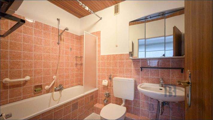 Badezimmer mit Badewanne