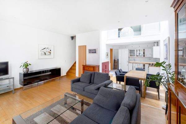 Wohn- und Esszimmer mit Blick zur offenen Küche