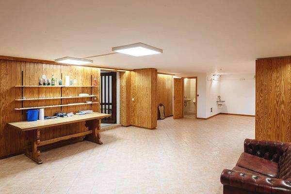 Großer Hobbyraum im Keller