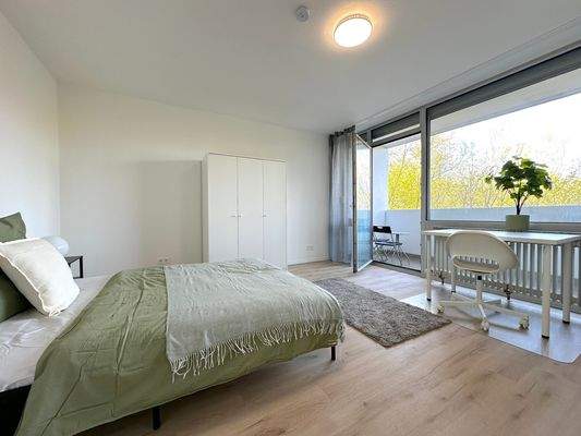 Helles Schlafzimmer mit Balkon