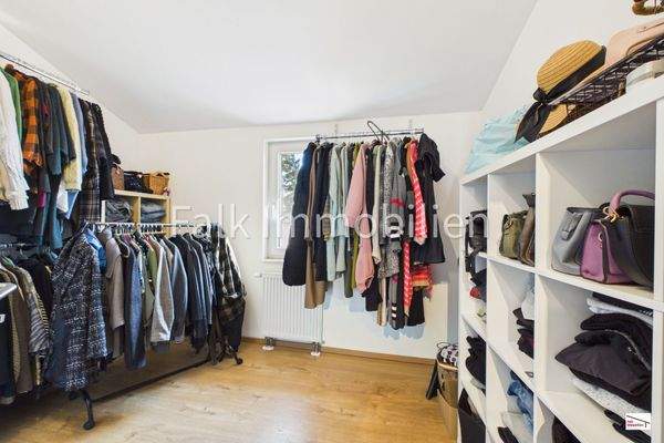 Arbeits-/Ankleidezimmer