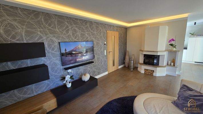 Wohnzimmer mit Kamin.jpg