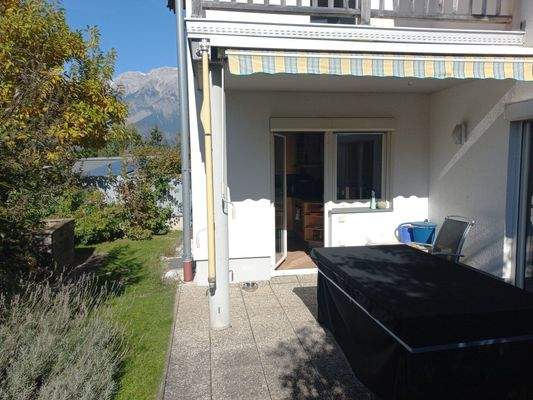 Blick auf die Süd-Terrasse mit Zugang zur Küche