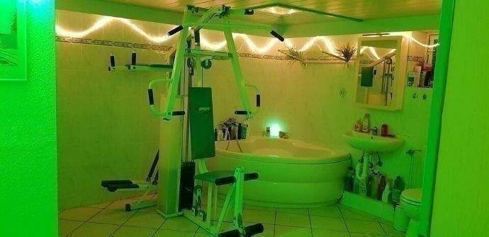 Fitnessbereich und Whirlpoolwanne