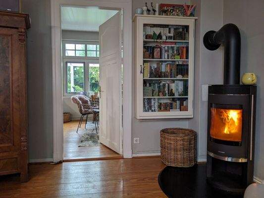 Wohnzimmer Ofen Blick in die Wohnküche.jpg