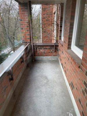 Schmaler Balkon mit Aussicht