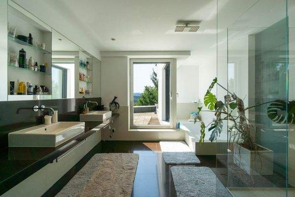 Badezimmer mit Dusche und Wanne