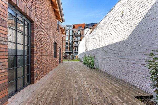 Terrasse mit Zugang vom Wohnzimmer dem Flur und dem Schlafzimmer 