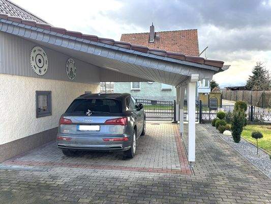 Großzügiger Carport