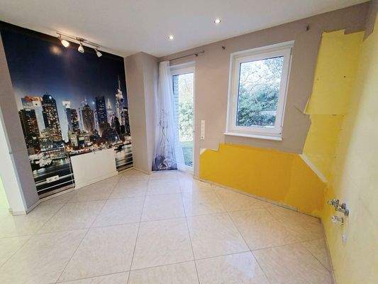 Küche mit Nebeneingang