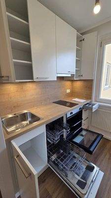 Küche mit geöffneten Schränken