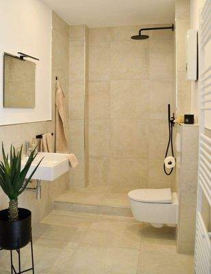 feinsteinzeugfliesen. großformatig