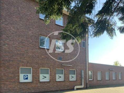 Hof mit Parkflächen