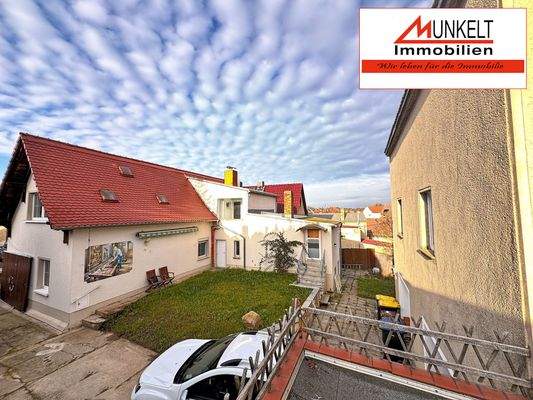 Wohnhaus mit Anbau und Nebengebäude