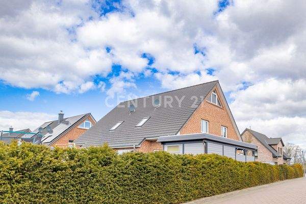 Süd-/West-Ansicht, Sichtschutz durch eine Hecke