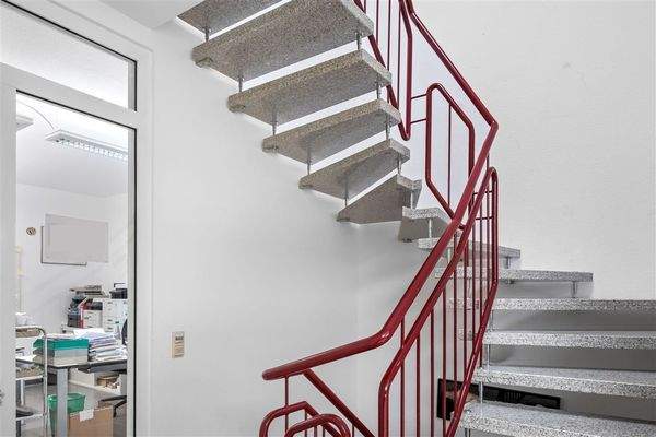 Helles Treppenhaus verbindet alle Einheiten