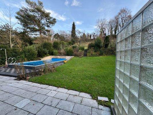 Blick in Garten von Terrrasse aus .JPG