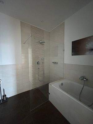 Regendusche und Wanne