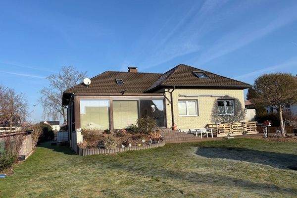 Rückansicht mit Wintergarten und Terrasse