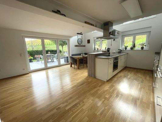 Offene Küche mit Essbereich und Zugang ...