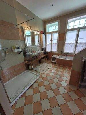 Mit Wanne und Dusche