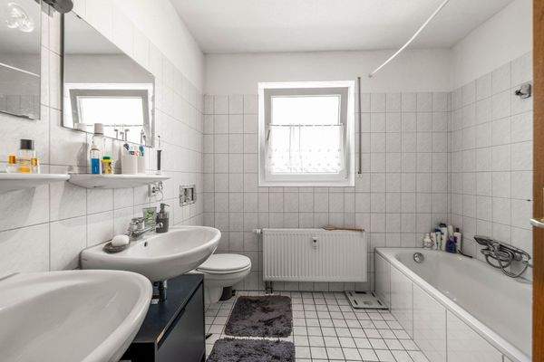 Bad mit Wanne und Dusche