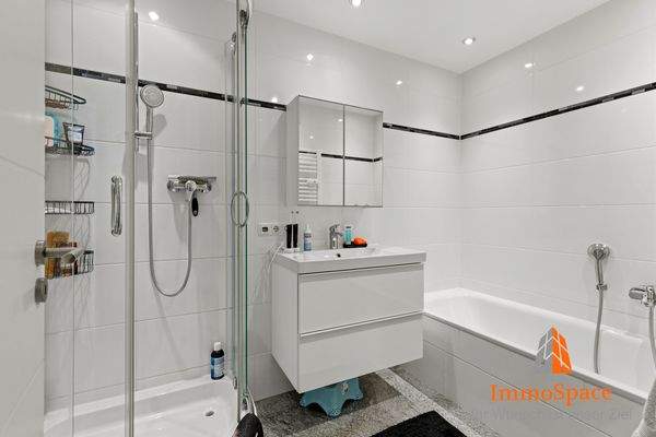 Blick ins moderne Badezimmer