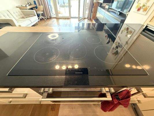 Living mit Designerküche und Geräte von Siemens