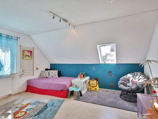 Großes Kinder- oder Schlafzimmer im Obergeschoss