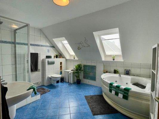 Vollbad im Dachgeschoss