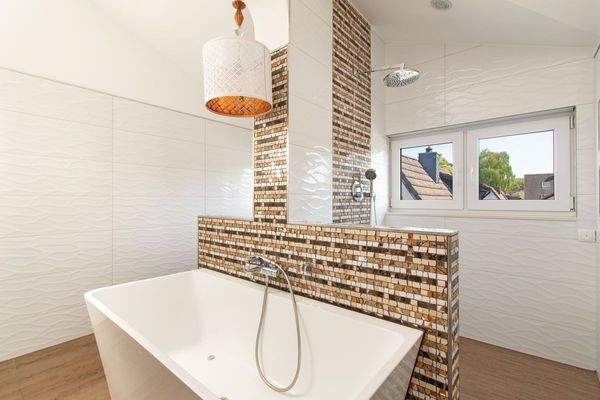 Luxuriöses Vollbad im Vorderhaus