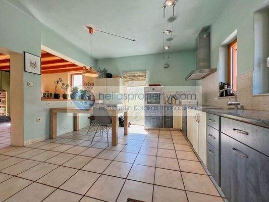 b123b694fc284368a8b15038b47bf96f-original