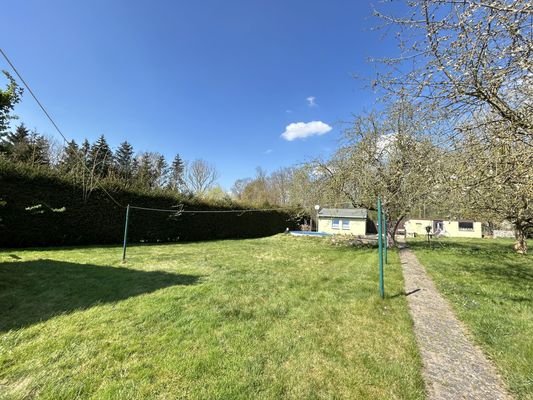 großer Grundstücks- und Grünbereich