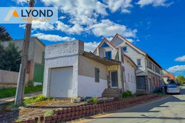 Linkes Haus mit Garage