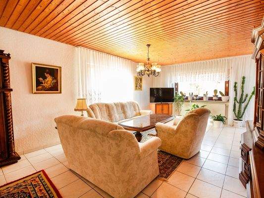 Wohnzimmer mit Zugang zum Balkon